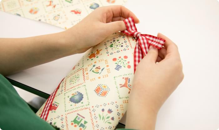 手芸品を制作する学生の手元