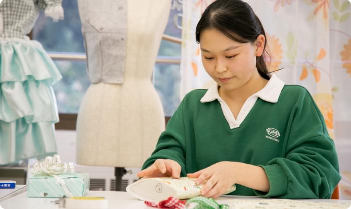 湘北短期大学の施設で真剣に学ぶ女子学生