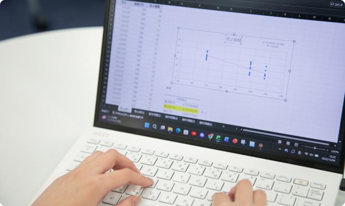 簿記やビジネス統計、資格取得に取り組む湘北短期大学の学生