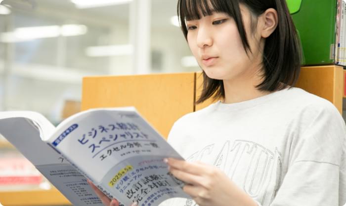 資格取得に向けて学習する湘北短期大学の学生