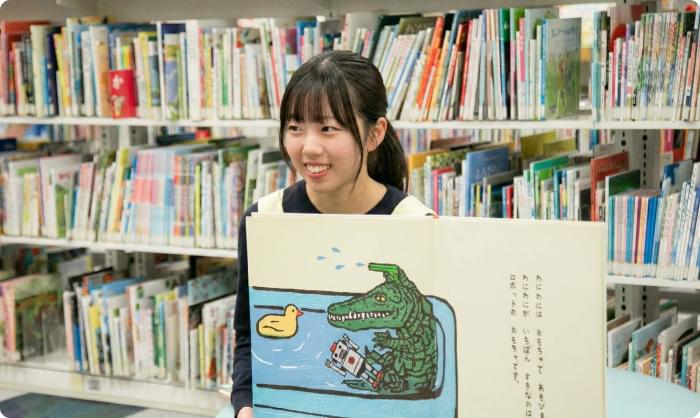 保育の実践的な授業に取り組む湘北短期大学の学生