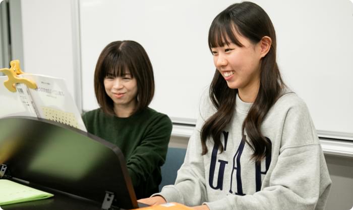 サークル活動や学生生活を楽しむ湘北短期大学の学生