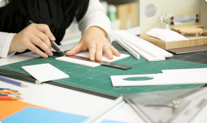 製図や模型製作に取り組むインテリア分野の学生の手元