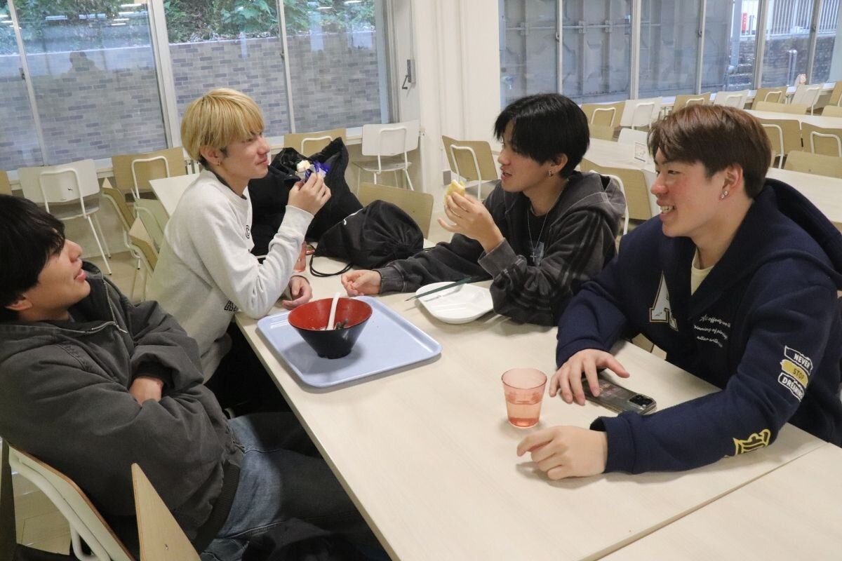 友人と談笑する保育学科の学生