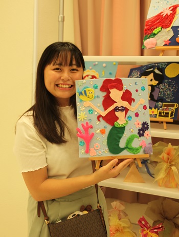ファッションデザイン室で自分の作品と